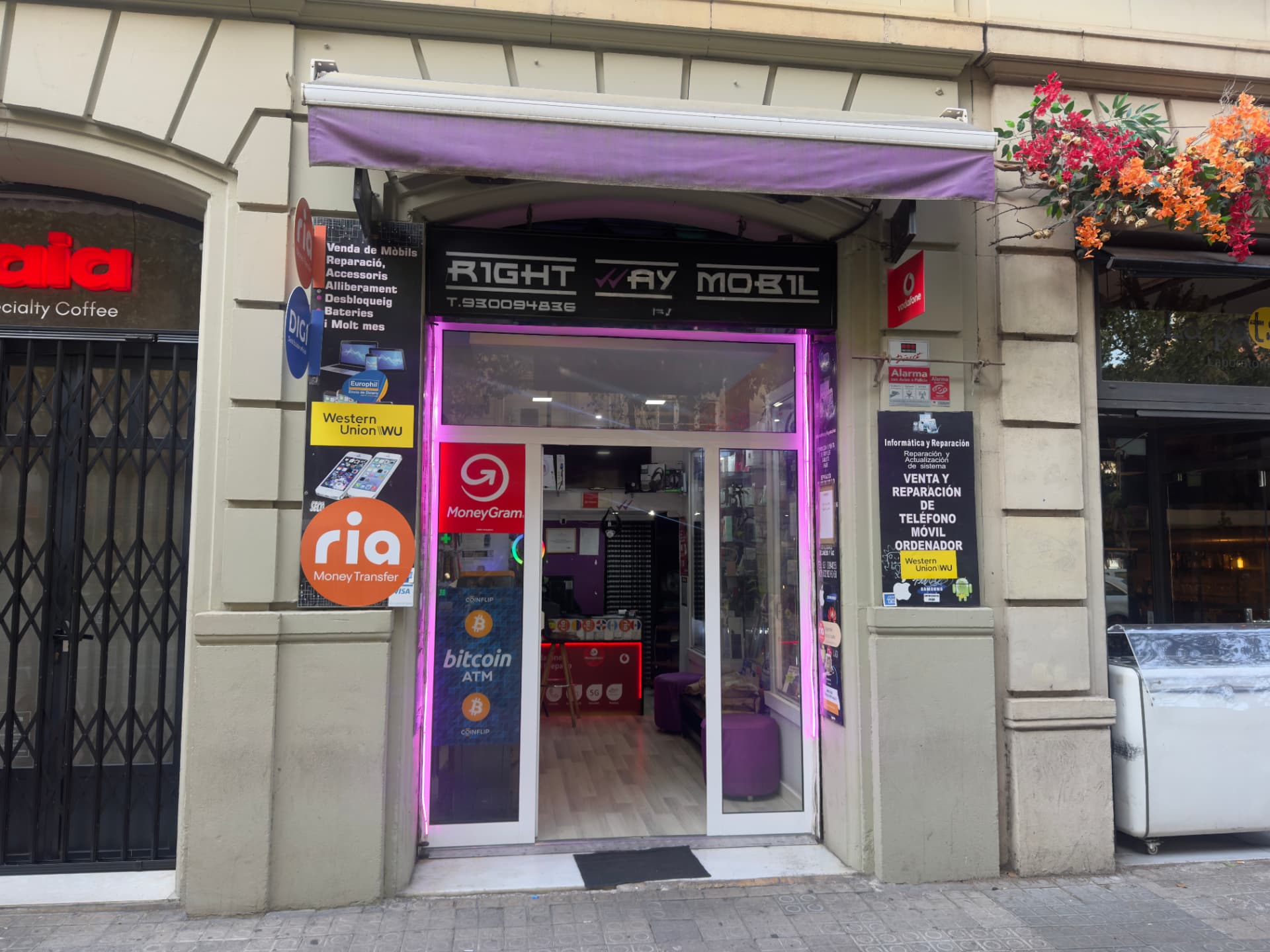 Fachada de la tienda Right Way Mobile en Carrer de Casanova 96, Barcelona