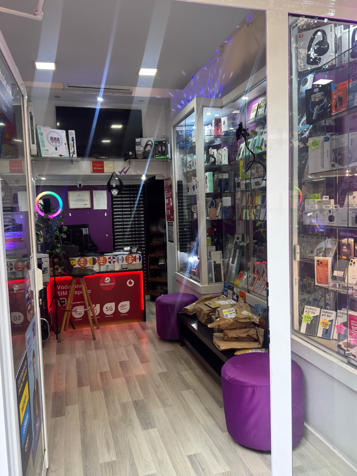 Mostrador y vitrinas de Right Way Mobile en Barcelona