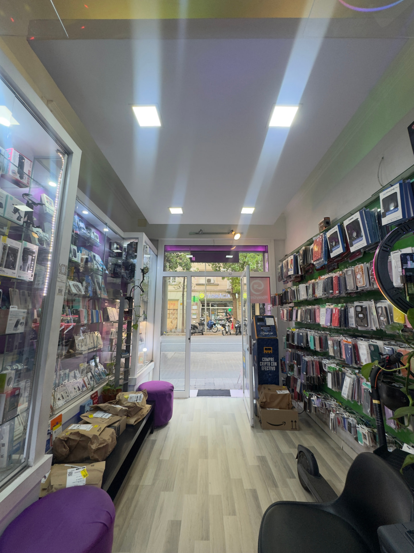Interior de la tienda con accesorios y fundas para móviles